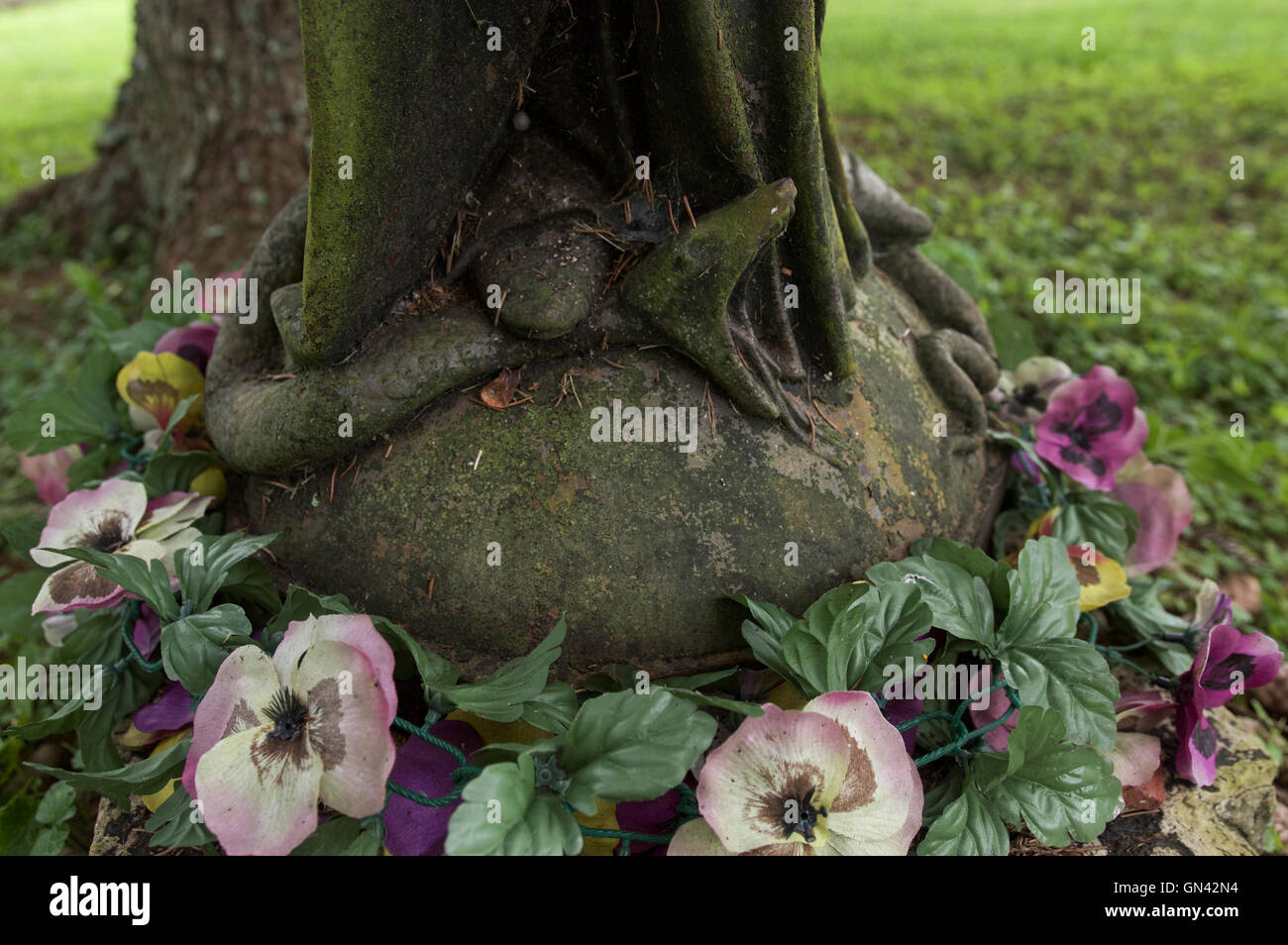 Dettaglio di una statua della Vergine Maria la frantumazione di un serpente che rappresenta il male. Foto Stock