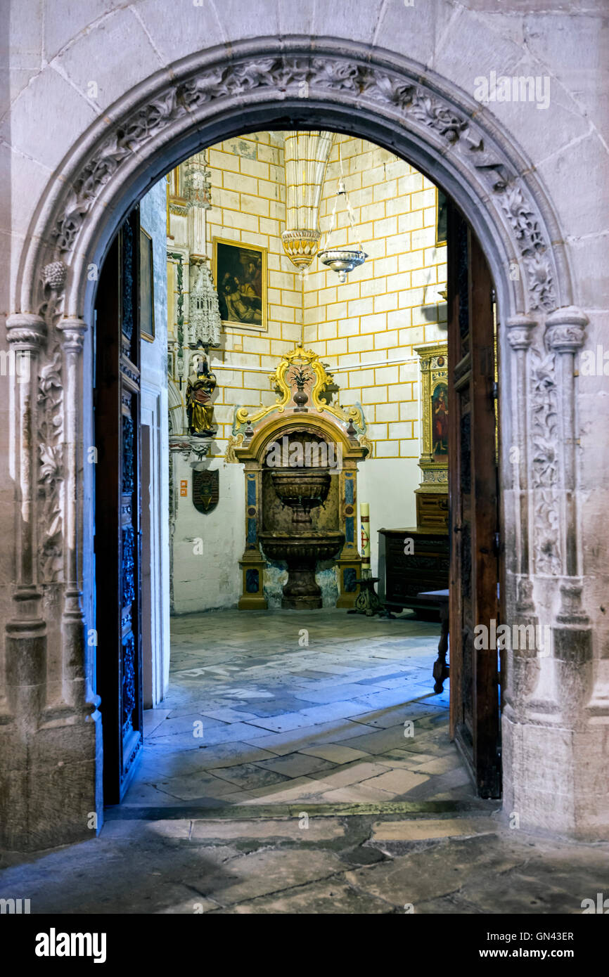 CUENCA, Spagna - 24 agosto 2016: interno della Cattedrale di Cuenca, la sagrestia ingresso della sagrestia maggiore, la Auld mug in Foto Stock