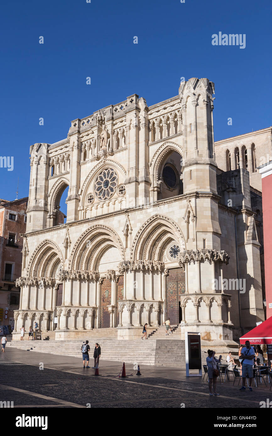 I turisti a piedi vicino alla facciata della Cuenca il Duomo, La Cattedrale è dedicata a San Giuliano, gotico inglese-stile normanno Foto Stock