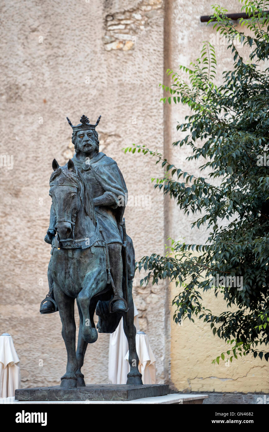 La scultura del re Alfonso VIII nella città vecchia, opera dell'artista di Cuenca Javier Barrios, Cuenca, Spagna Foto Stock