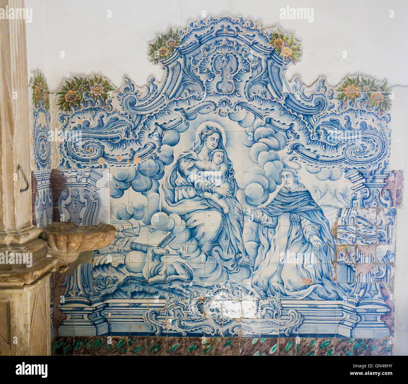 AVEIRO, Portogallo - 28 luglio 2016: Azulejo di San Domenico in ginocchio per madre Maria e il Bambino Gesù nella cattedrale di Ave Foto Stock