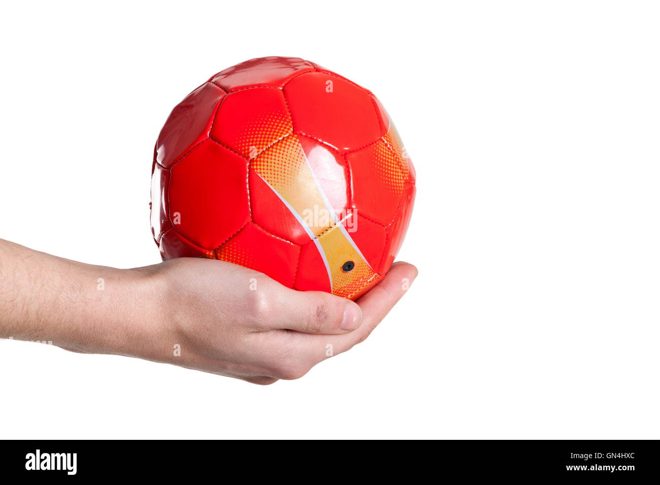 Calcio piccola sfera rossa in mano. Isolato Foto Stock