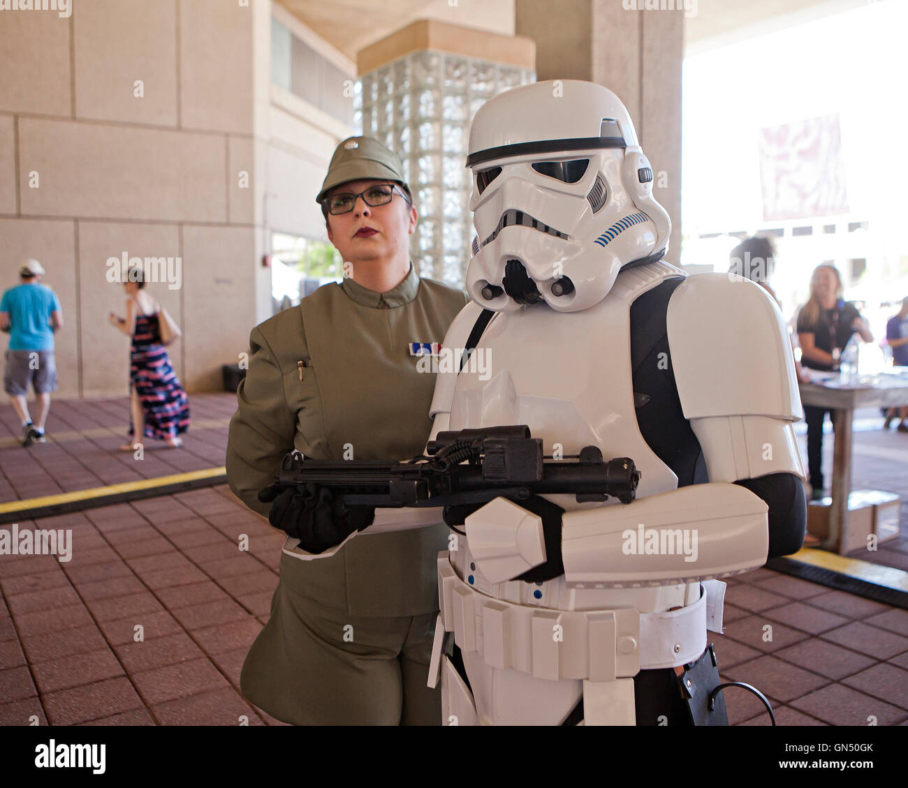 Femmina funzionario imperiale e Stormtrooper holding E-11 fucile blaster - USA Foto Stock