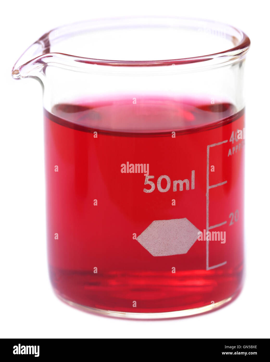 Bicchiere con agenti chimici su sfondo bianco Foto Stock