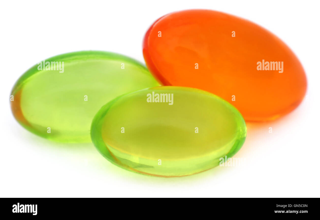 Capsula di vitamina E su sfondo bianco Foto Stock