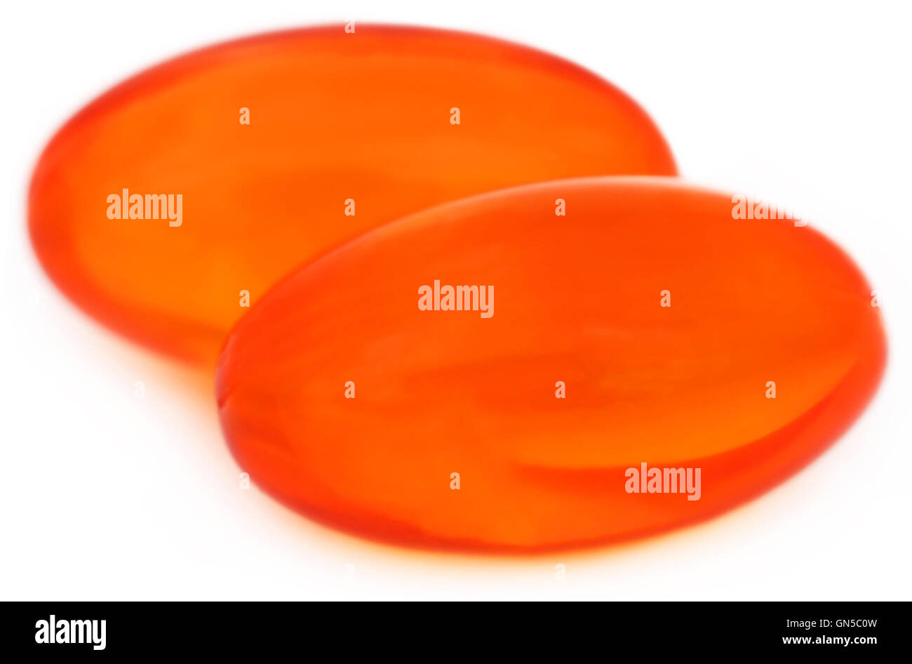 Capsula di vitamina E su sfondo bianco Foto Stock