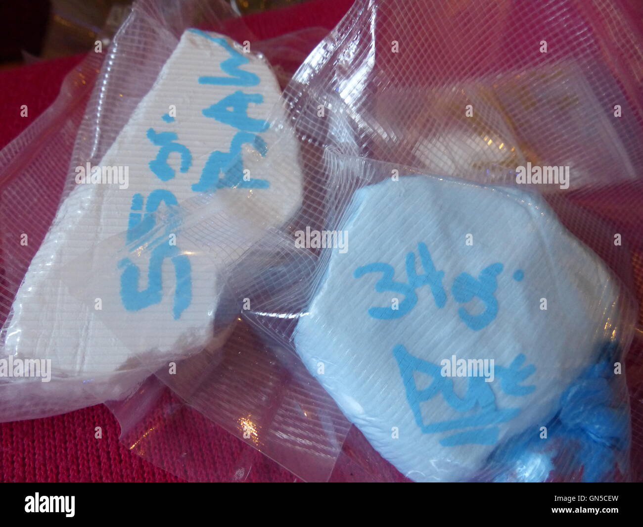 La cocaina in 55 grammo sacca e 34 grammi pouch Foto Stock