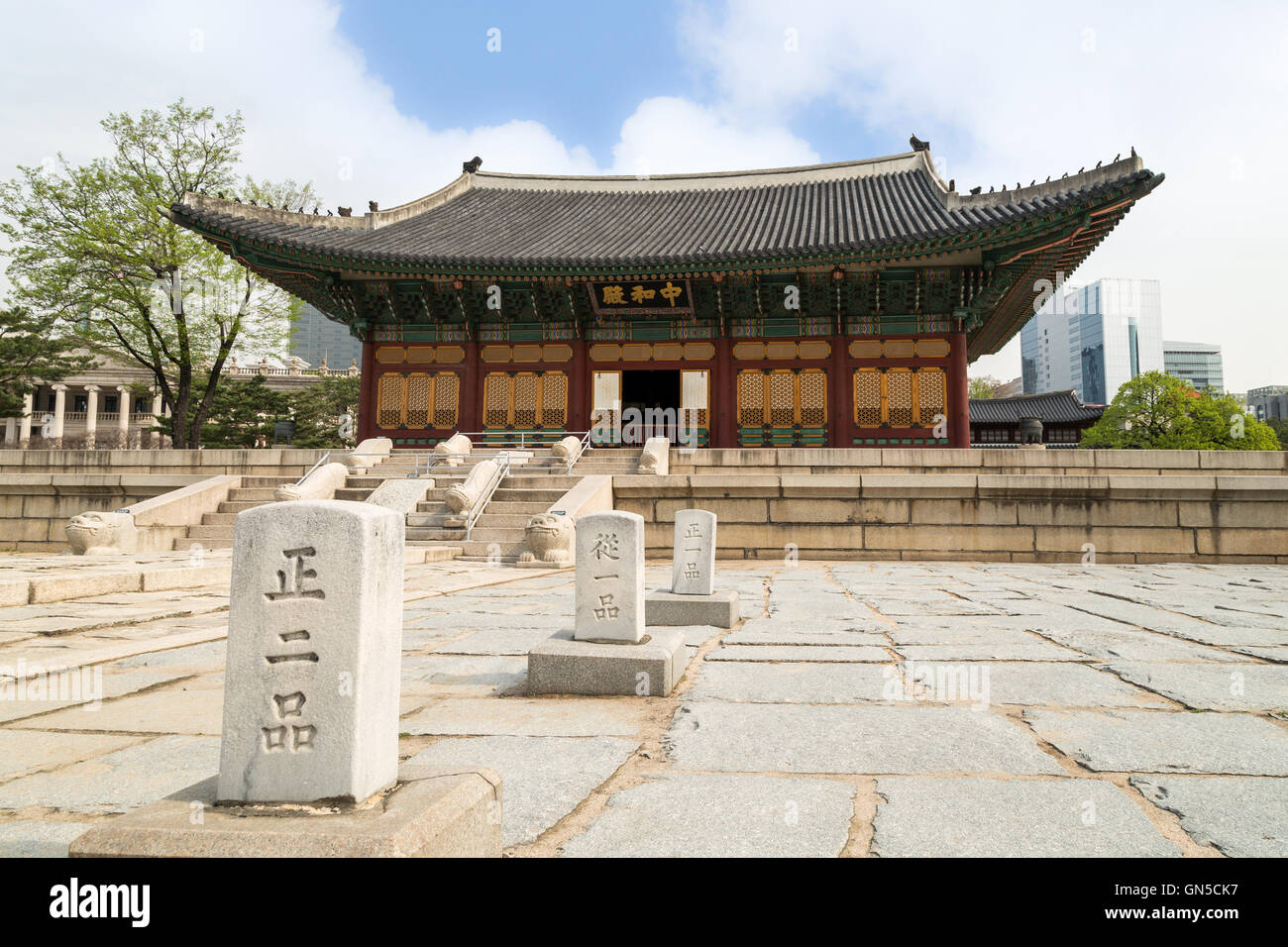 Square e Junghwajeon, la sala principale del Palazzo Deoksugung a Seul, in Corea del Sud. Foto Stock