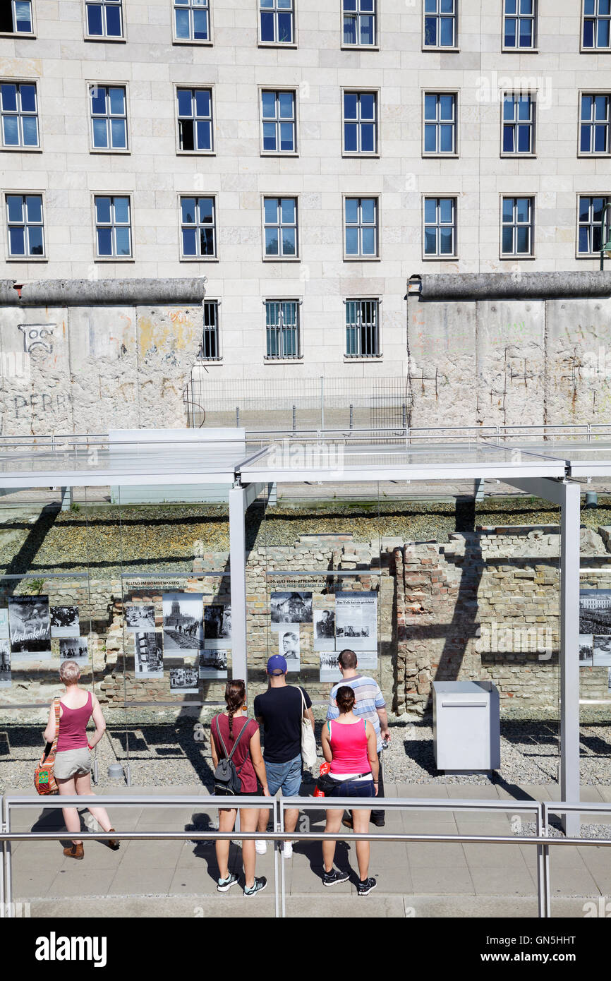 Le persone che visualizzano la mostra all'aperto presso la topografia del terrore, Berlino, Germania Foto Stock