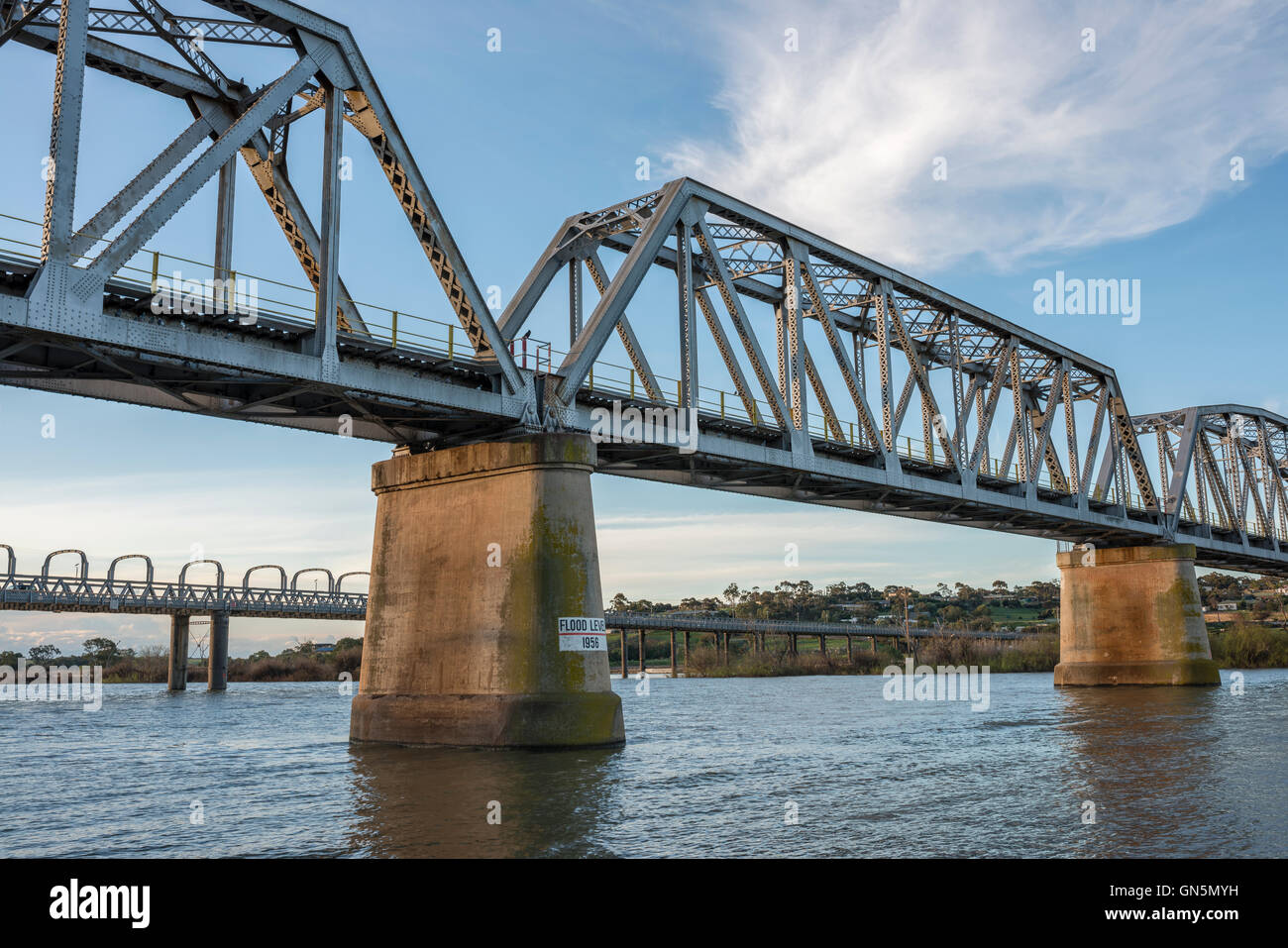 La ferrovia e la strada ponti sul fiume Murray a Murray Bridge South Australia. Foto Stock