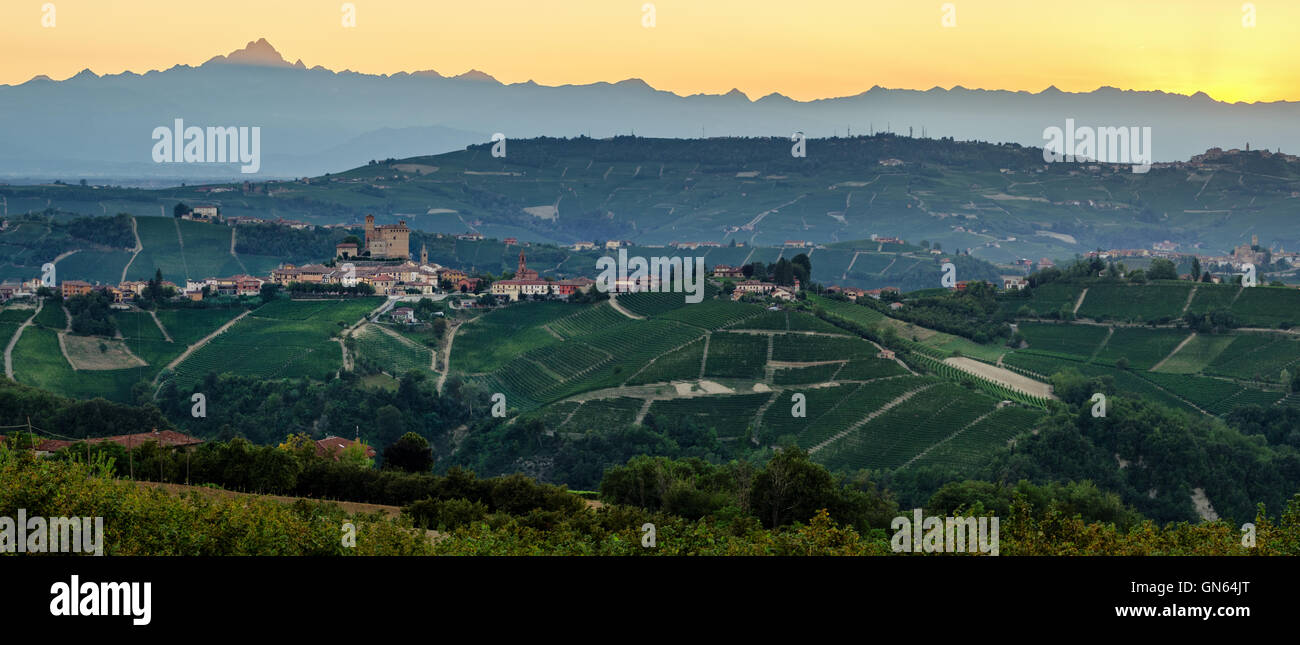 Serralunga d'Alba (Le Langhe) al tramonto con il Monviso sullo sfondo Foto Stock