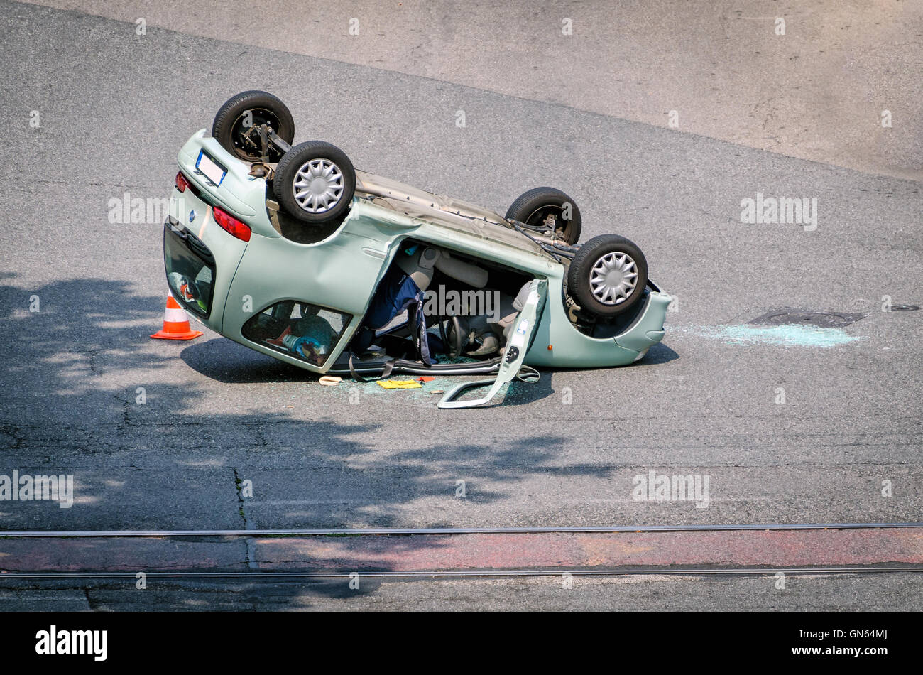 Incredibile incidente di auto con auto distrutte e ribaltato Foto Stock