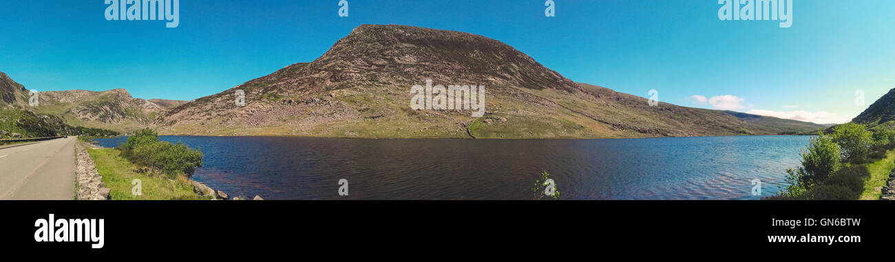 Panorama di un lago di montagna e nel Parco Nazionale di Snowdonia Foto Stock