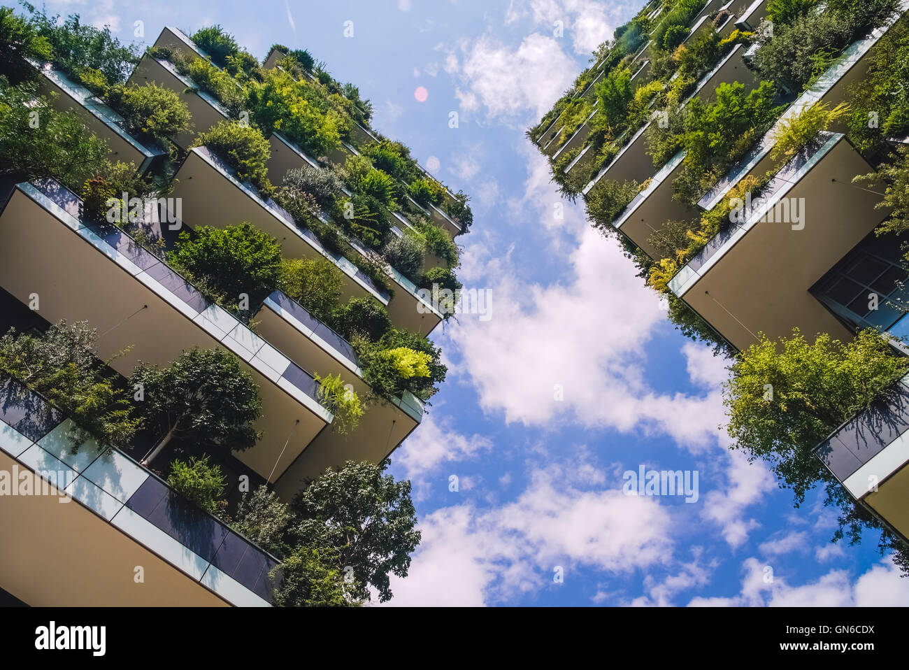 Miglior edificio alto in tutto il mondo veloce e nuvole Foto Stock