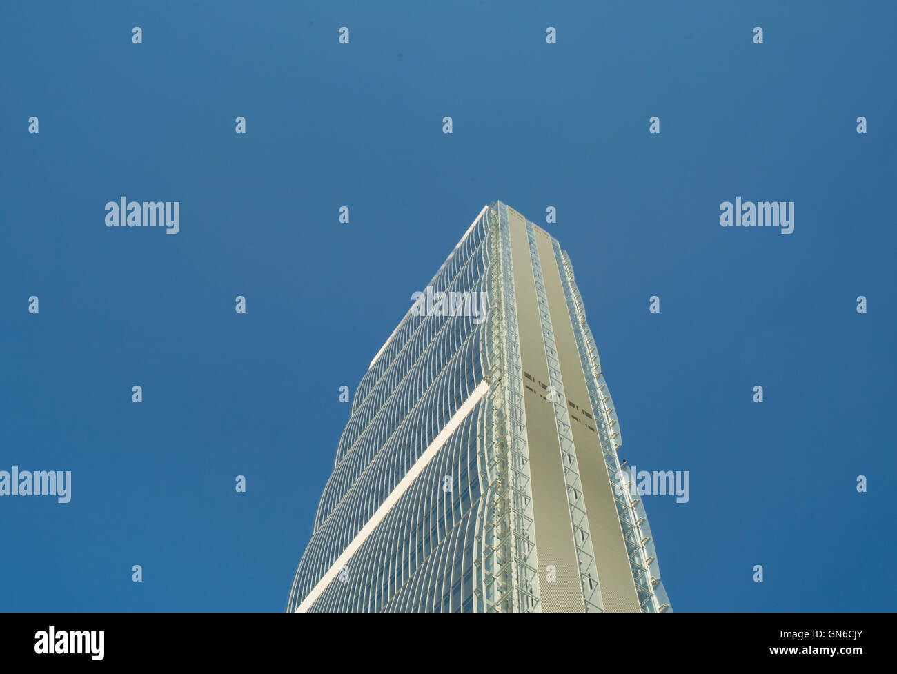 E moderno grattacielo e il cielo della città Foto Stock