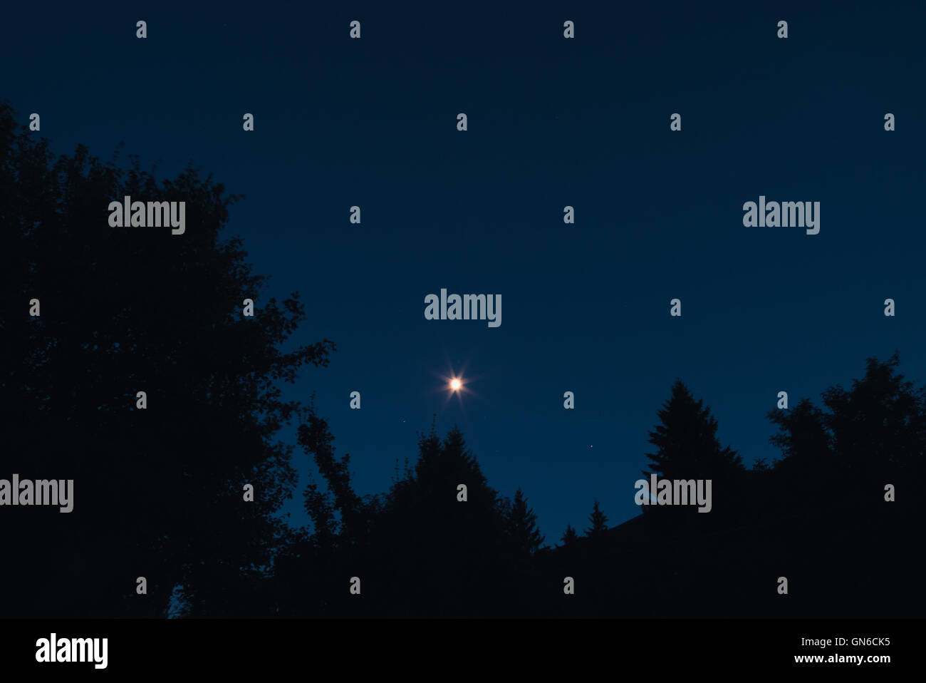 Luna e cielo stellato Foto Stock