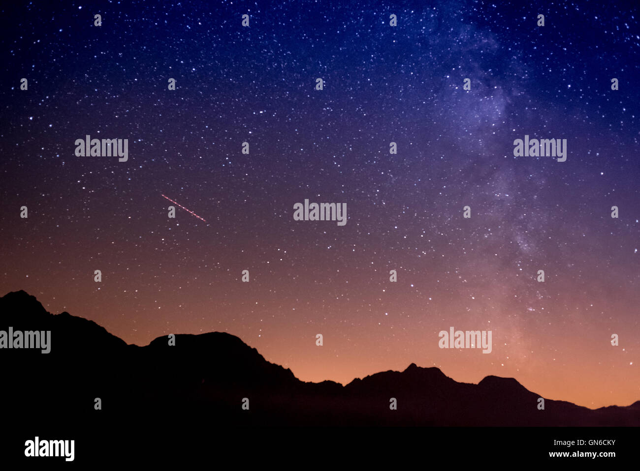 Notte stellata e la via lattea sulle montagne Foto Stock