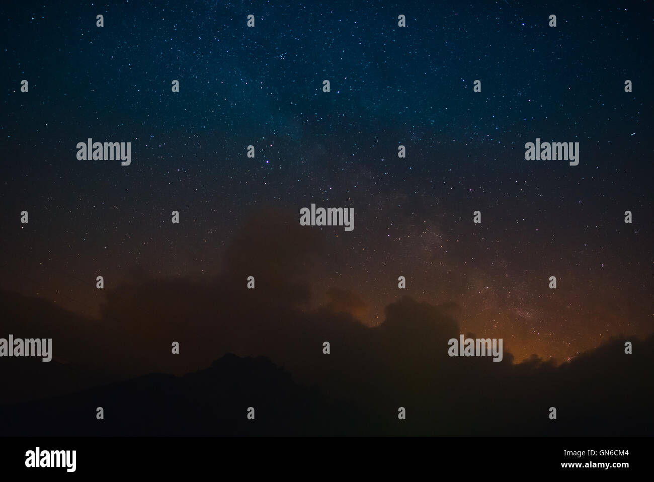 Notte stellata e la via lattea sulle montagne Foto Stock