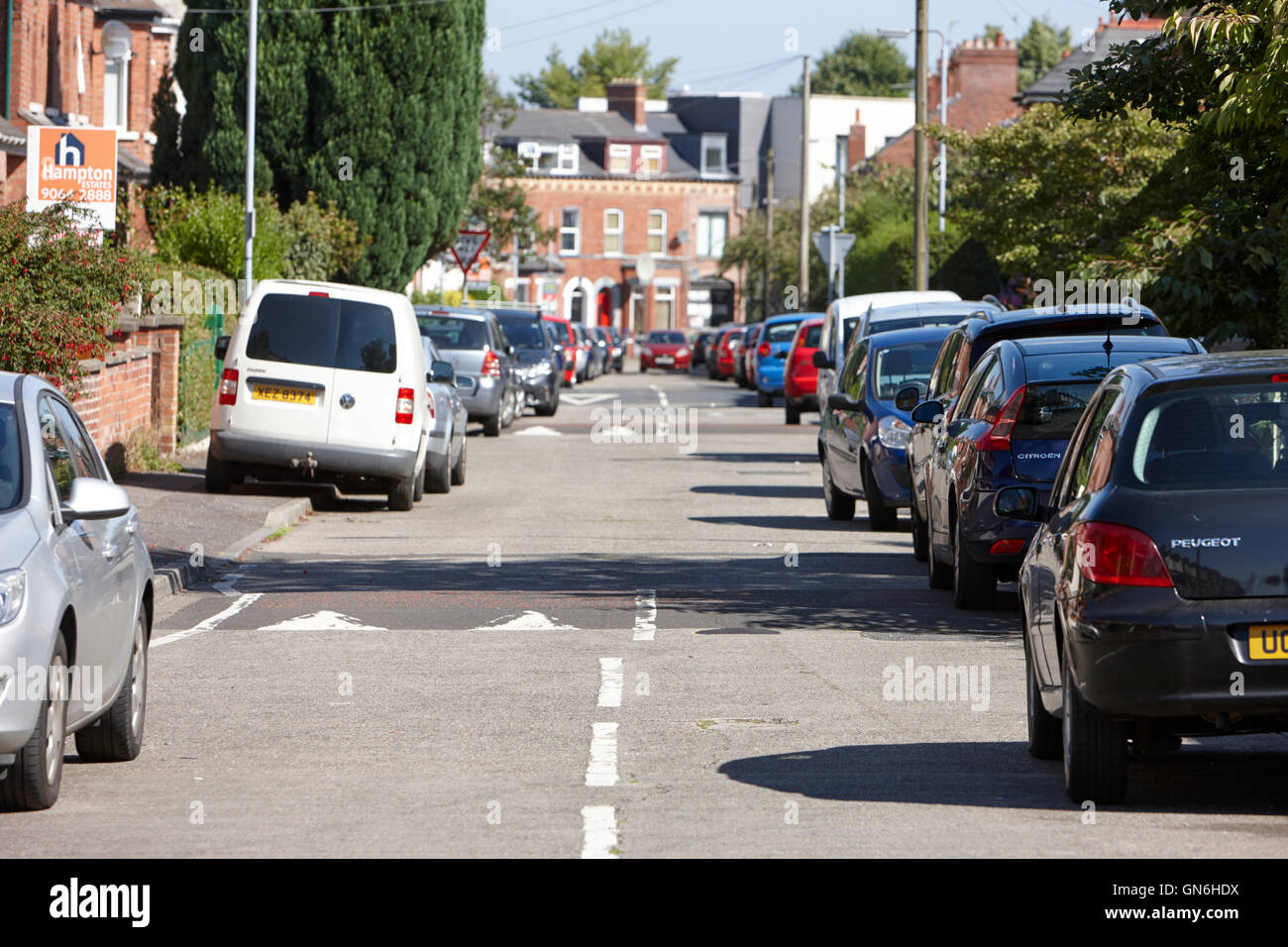 Parcheggio onstreet con dossi in una strada residenziale nel sud di Belfast Regno Unito Foto Stock