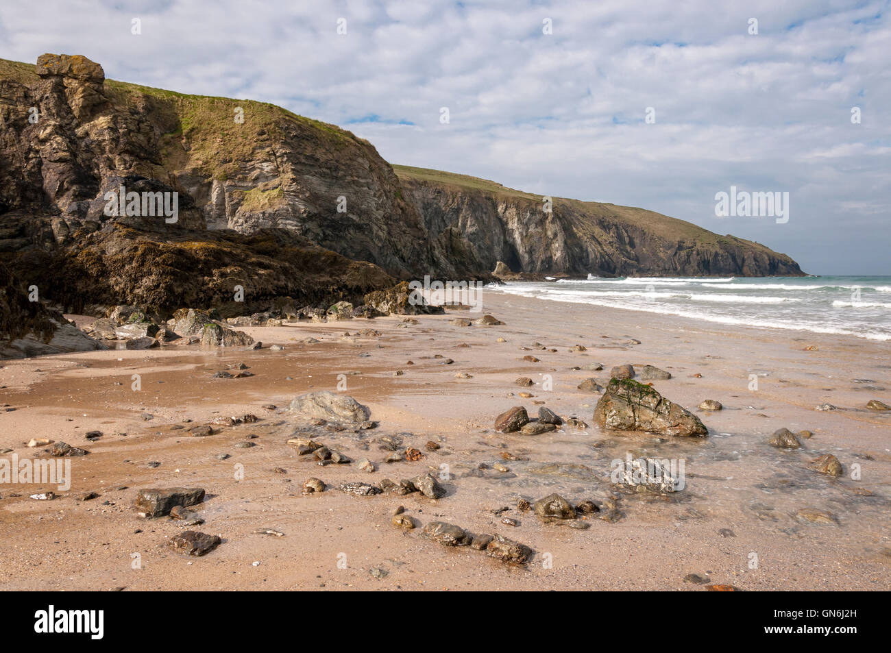 Scogliere rocciose a Holywell Bay sulla costa della Cornovaglia, Inghilterra. Foto Stock