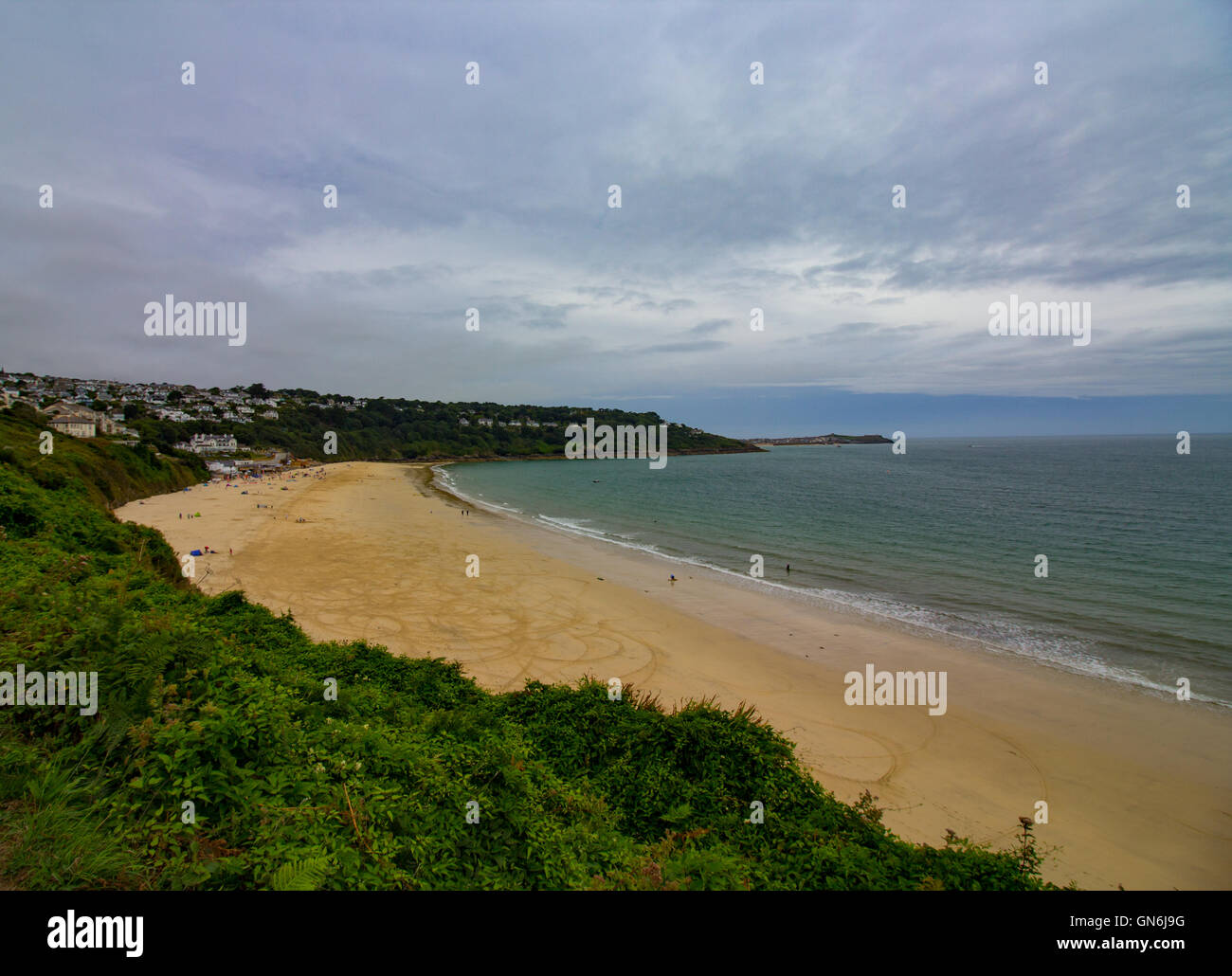 Il Golden sands a Carbis Bay, Cornwall catturata su un moody estati giorno nel Regno Unito. Foto Stock