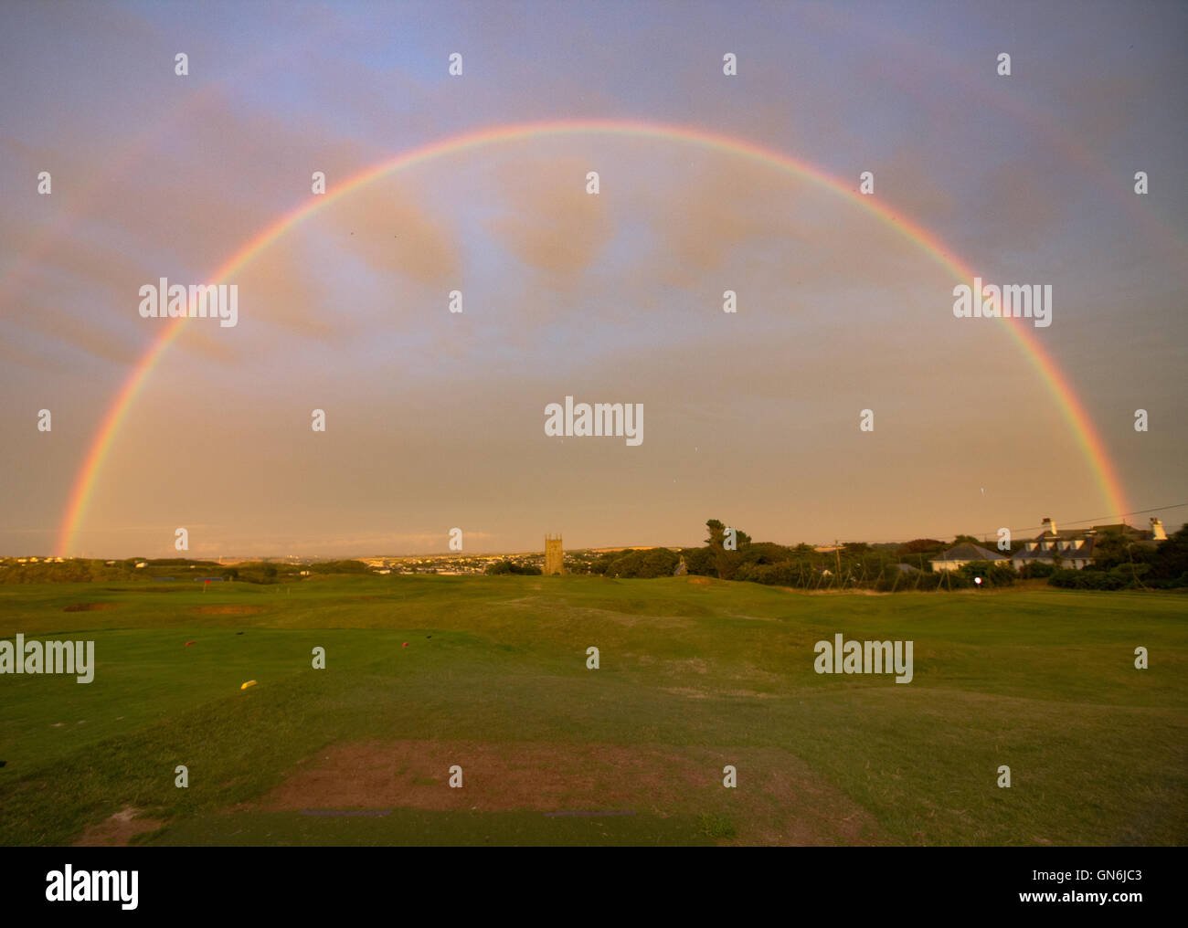 Un doppio arcobaleno moduli sopra la città di Lelant, West Cornwall, Regno Unito. Foto Stock
