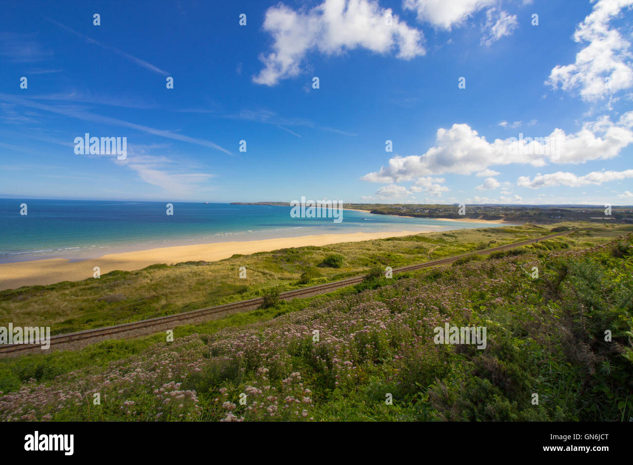 La St Ives Bay la linea ferroviaria nella foto al rene Porth Beach, Lelant, Cornwall, Regno Unito Foto Stock