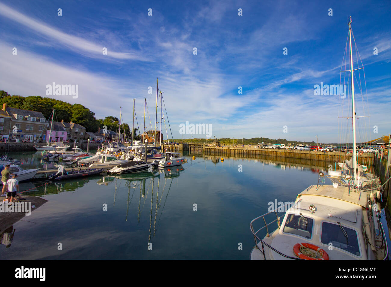 Padstow Harbour, Cornwall raffigurato su un soleggiato agosto sera nel 2016. Foto Stock