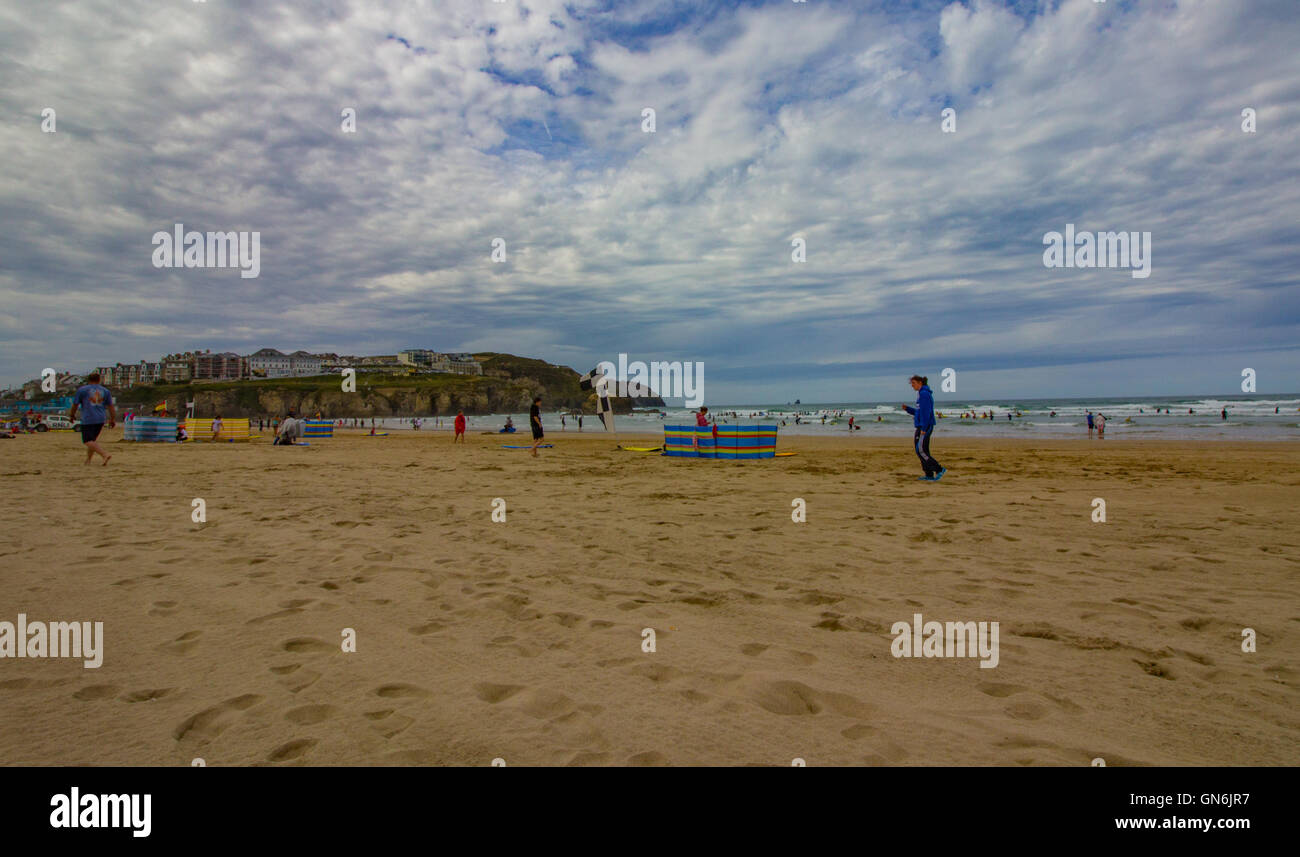 Un nuvoloso mattina d'estate sulla spiaggia a Perranporth, Cornwall, Regno Unito Foto Stock