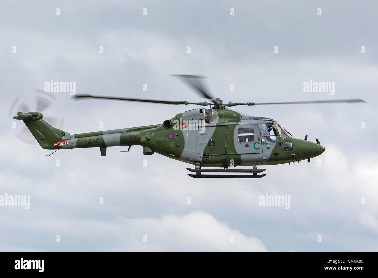 British Army (Royal Army) aria Corps (AAC) Westland Lynx AH7 ricognizione sul campo di battaglia in elicottero. Foto Stock