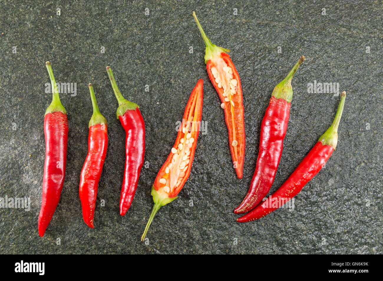 Red Hot materie peperoni in background di pietra Foto Stock