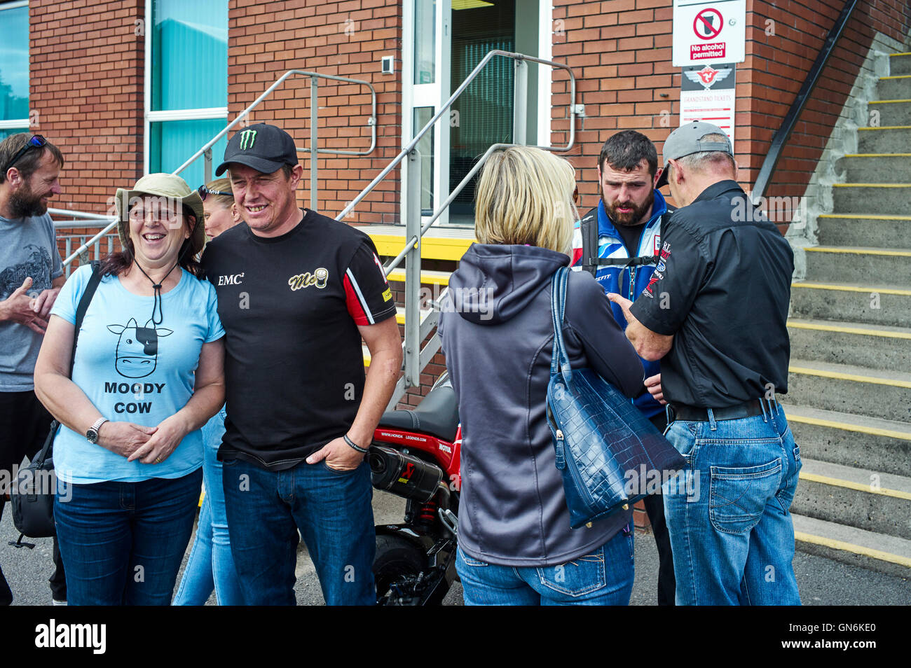 Michael Dunlop (a destra) e John McGuinness parlare di ventilatori in Manx Festival di motociclismo 2016 Foto Stock