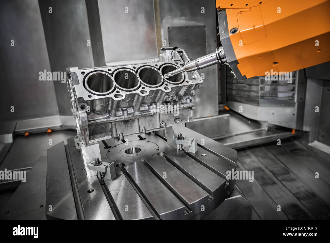 Lavorazione dei metalli macchina CNC. Il taglio di metallo moderna tecnologia di elaborazione. Piccole profondità di campo. Avvertenza - Le riprese autentica Foto Stock