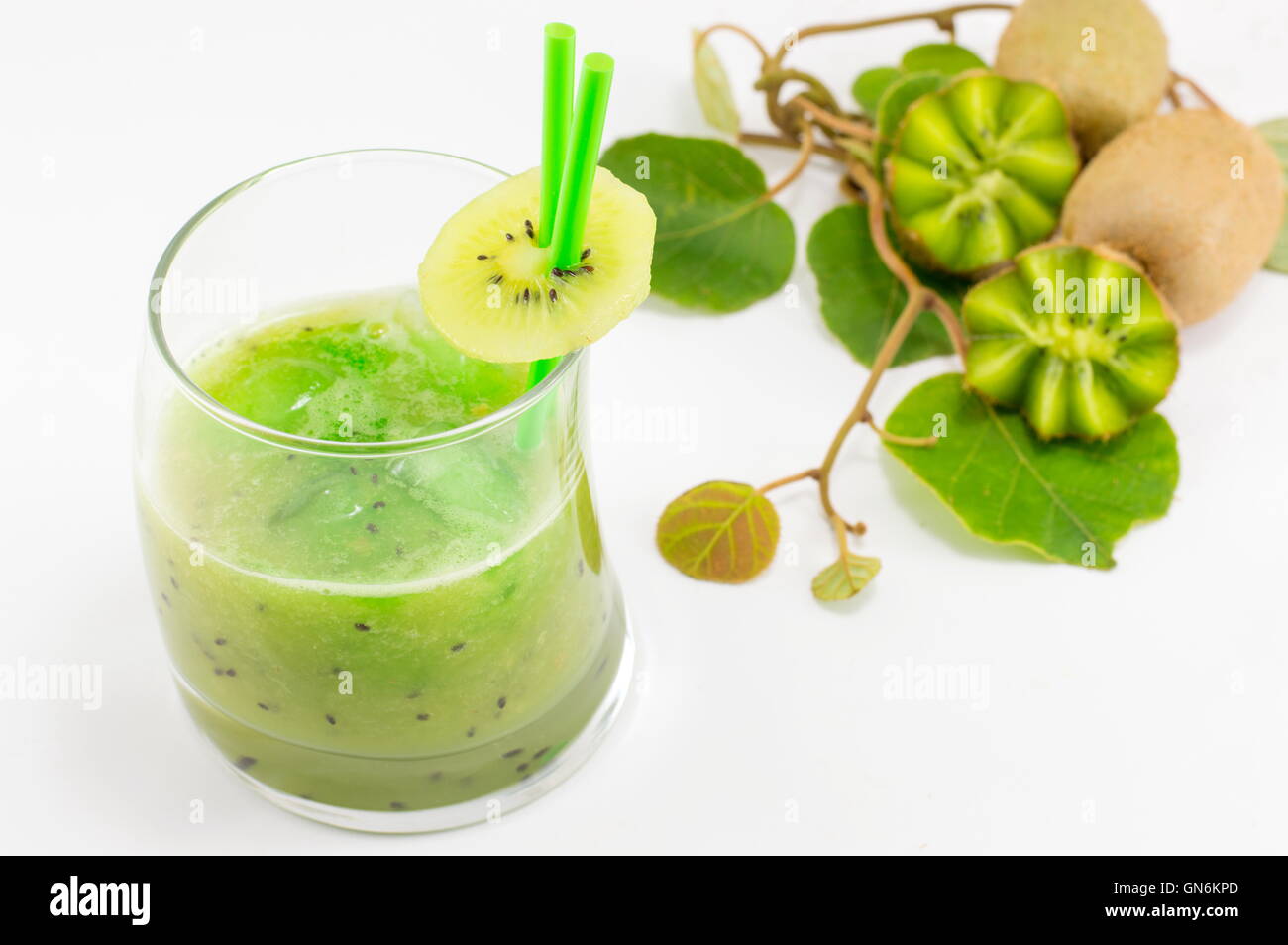 Fresche kiwi con succo di kiwi per un dessert sano Foto Stock