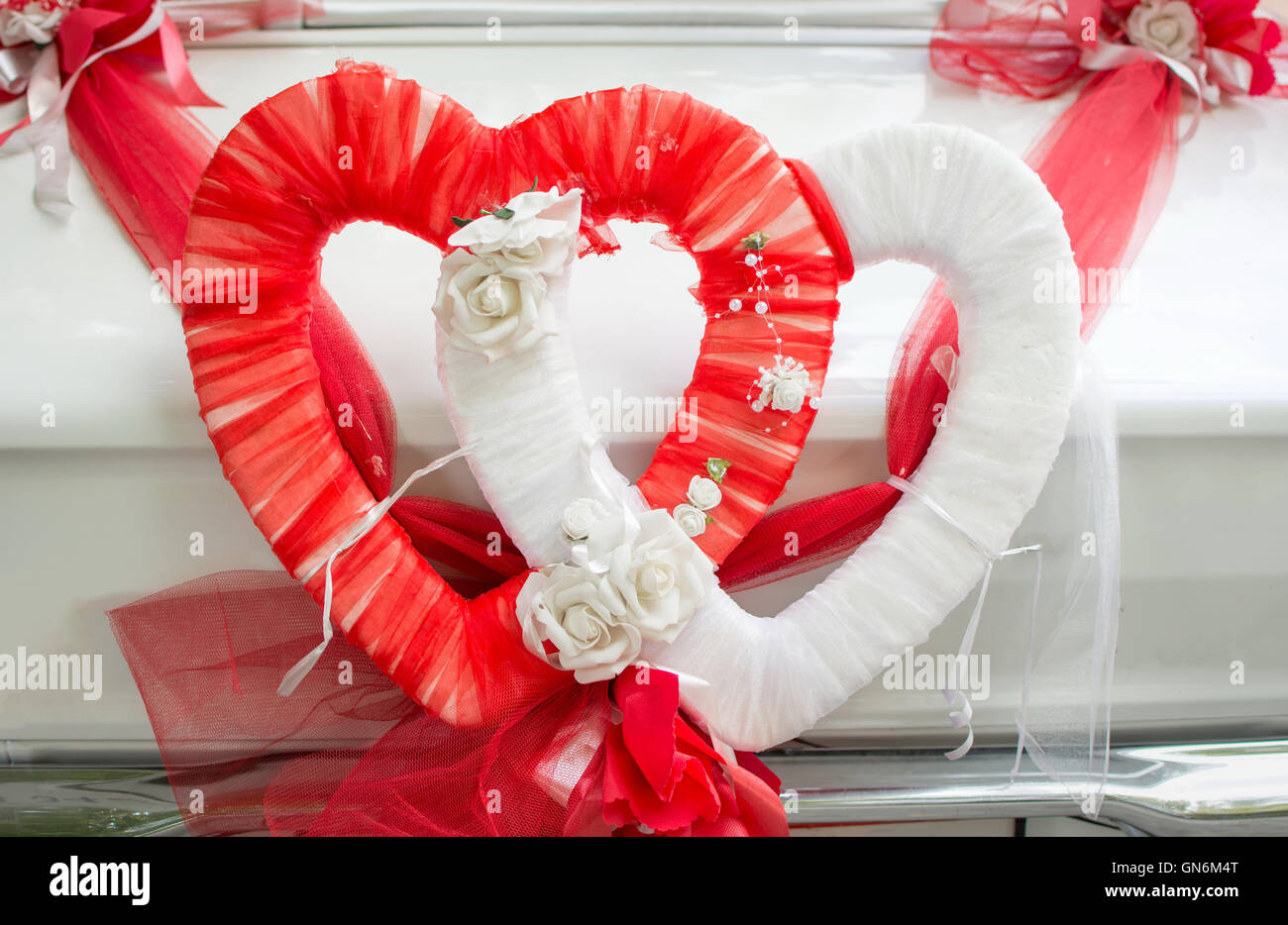A forma di cuore ad appena sposato auto nozze decorazione Foto Stock