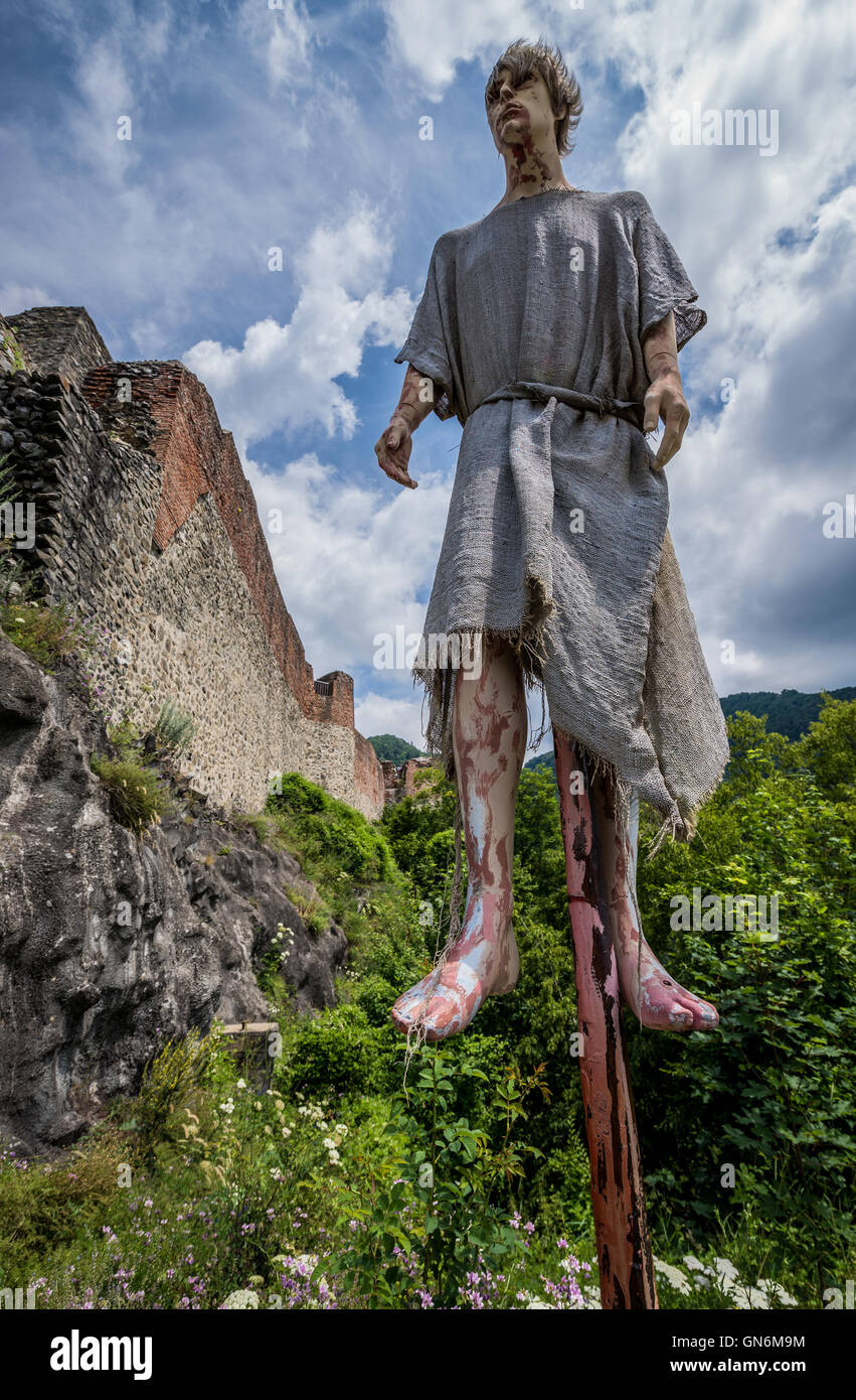 Impalement scena di fronte rovinato Poenari castello sul monte Cetatea in Romania Foto Stock