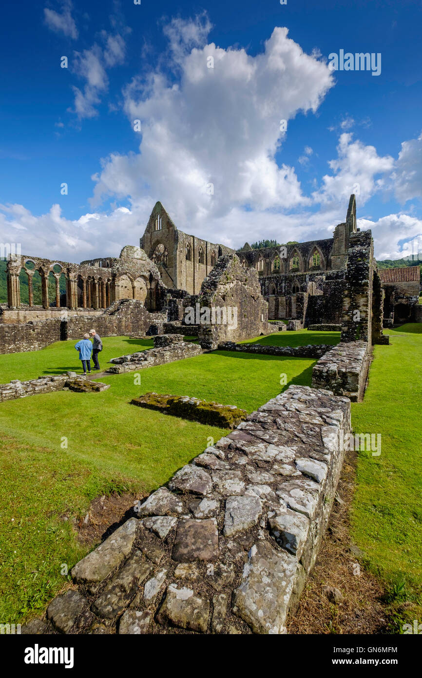 Tintern Abbey vicino al villaggio di Tintern, Monmouthshire Wales UK. sulla banca del fiume Wye.Fondata nel 1131da Walter de Clare. I turisti Foto Stock