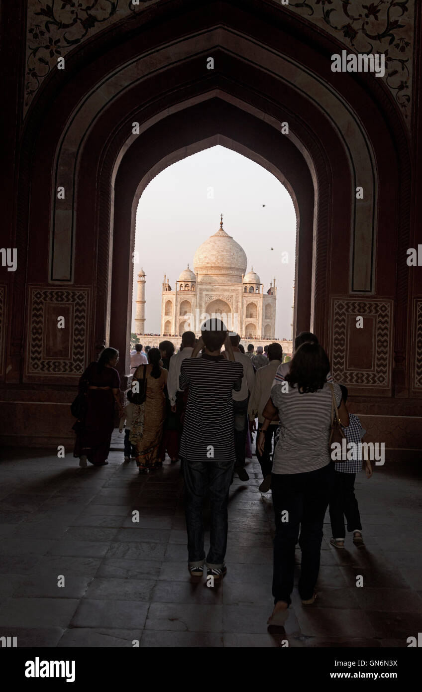 I visitatori che camminano sotto il grande arco della Grande porta (Darwaza-i rauza) al Taj Mahal Agra, Uttar Pradesh, India Foto Stock