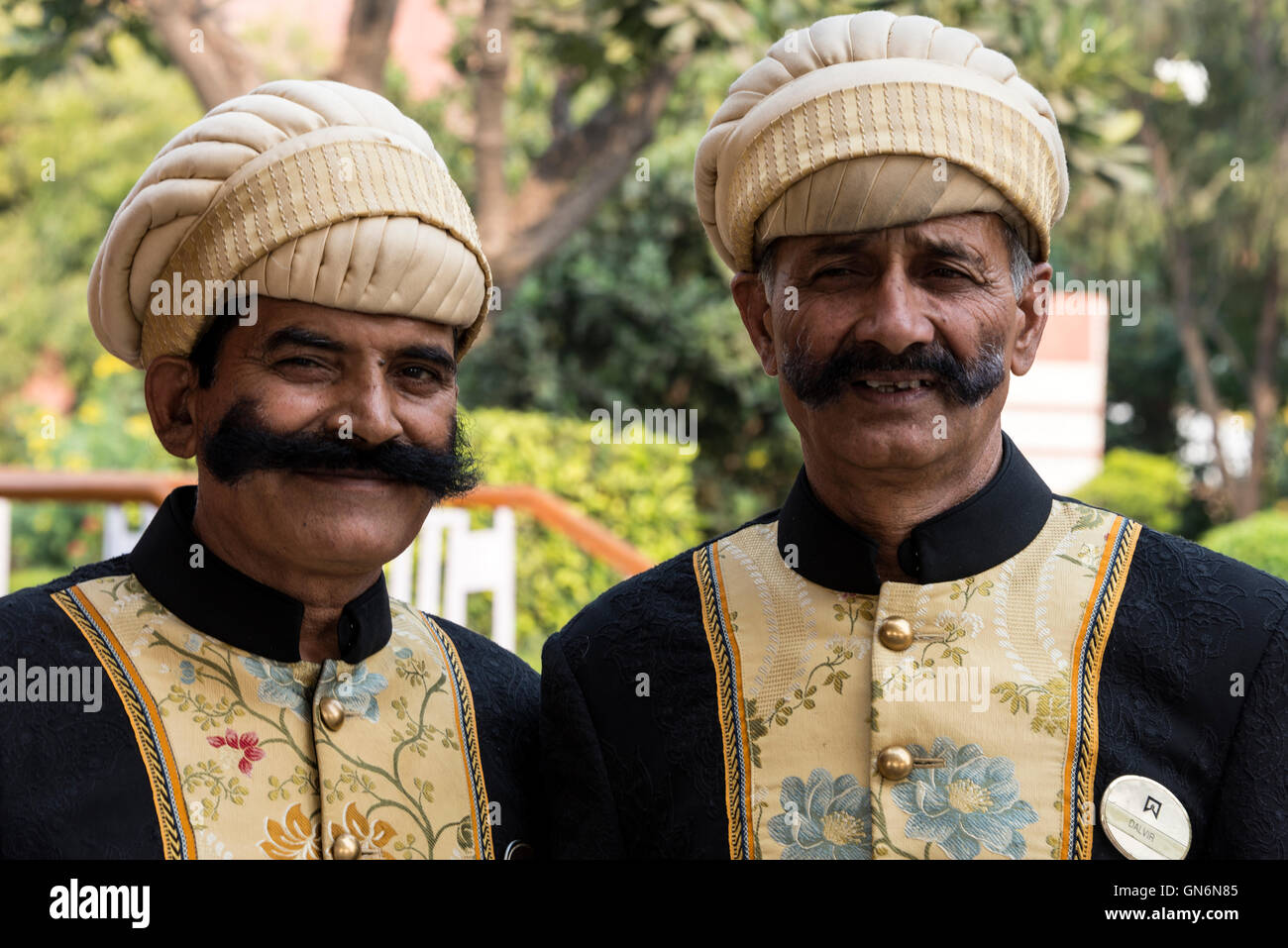 Due hotel portieri indossando la loro piena di uniformi in un hotel a 5 stelle, saluto gli ospiti in Agra, Uttar Pradesh, India Foto Stock