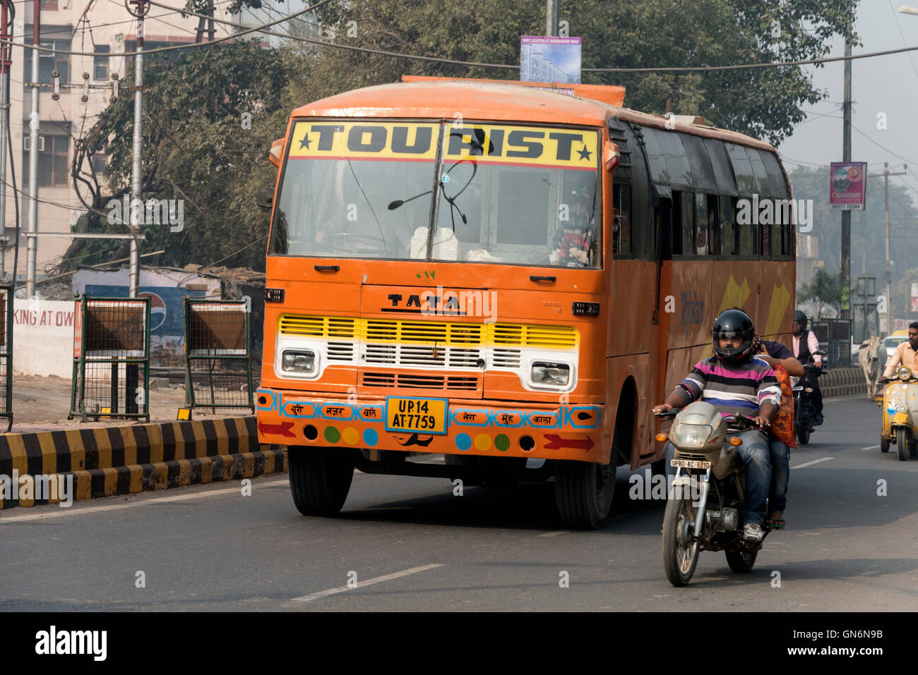 Un autobus turistico indiano ad Agra, Uttar Pradesh, India. Questo autobus non trasporta turisti europei Foto Stock