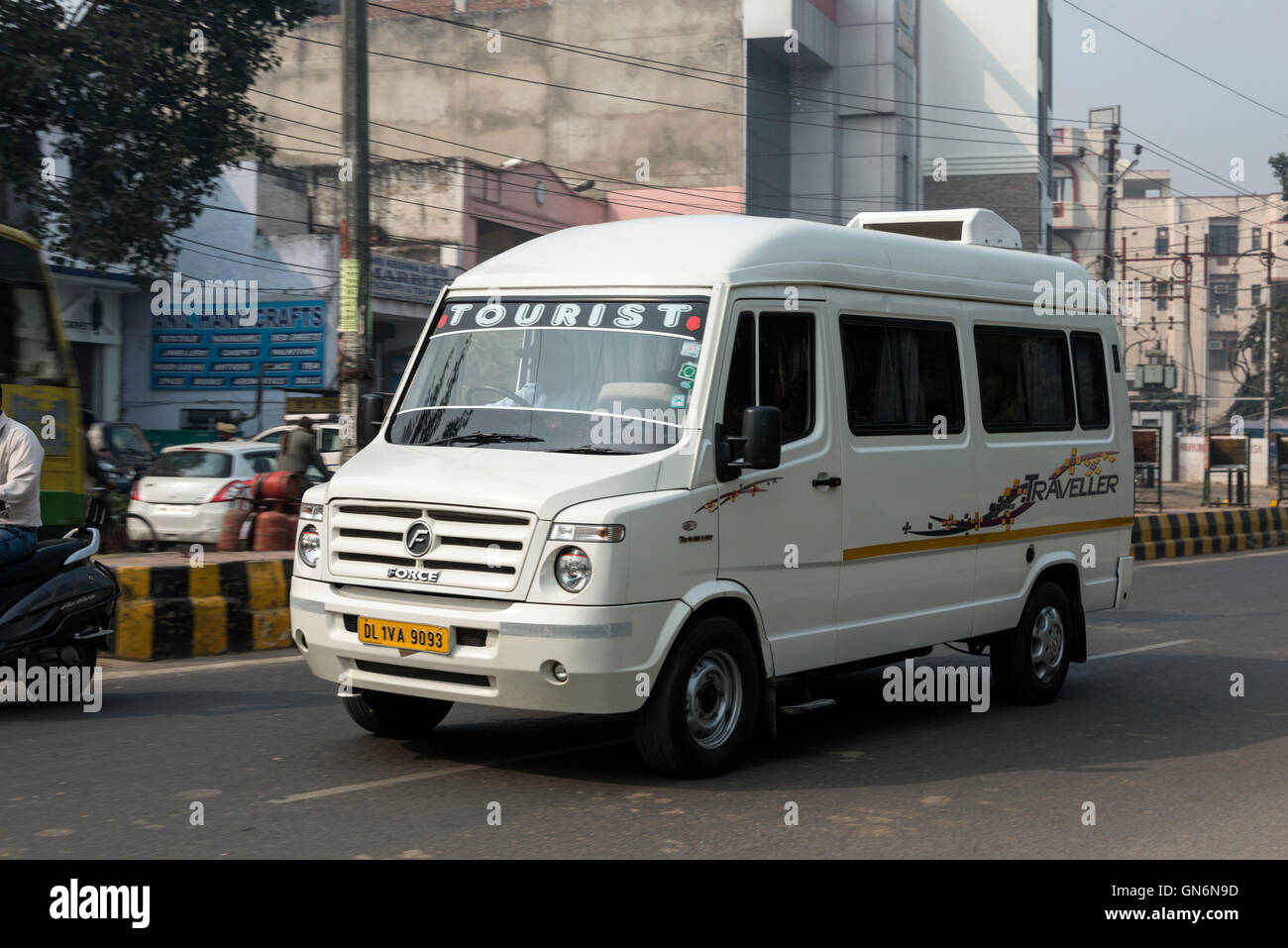 Un mini bus turistico europeo completamente climatizzato con finestre scure sulla strada principale di Agra, Uttar Pradesh., India Foto Stock