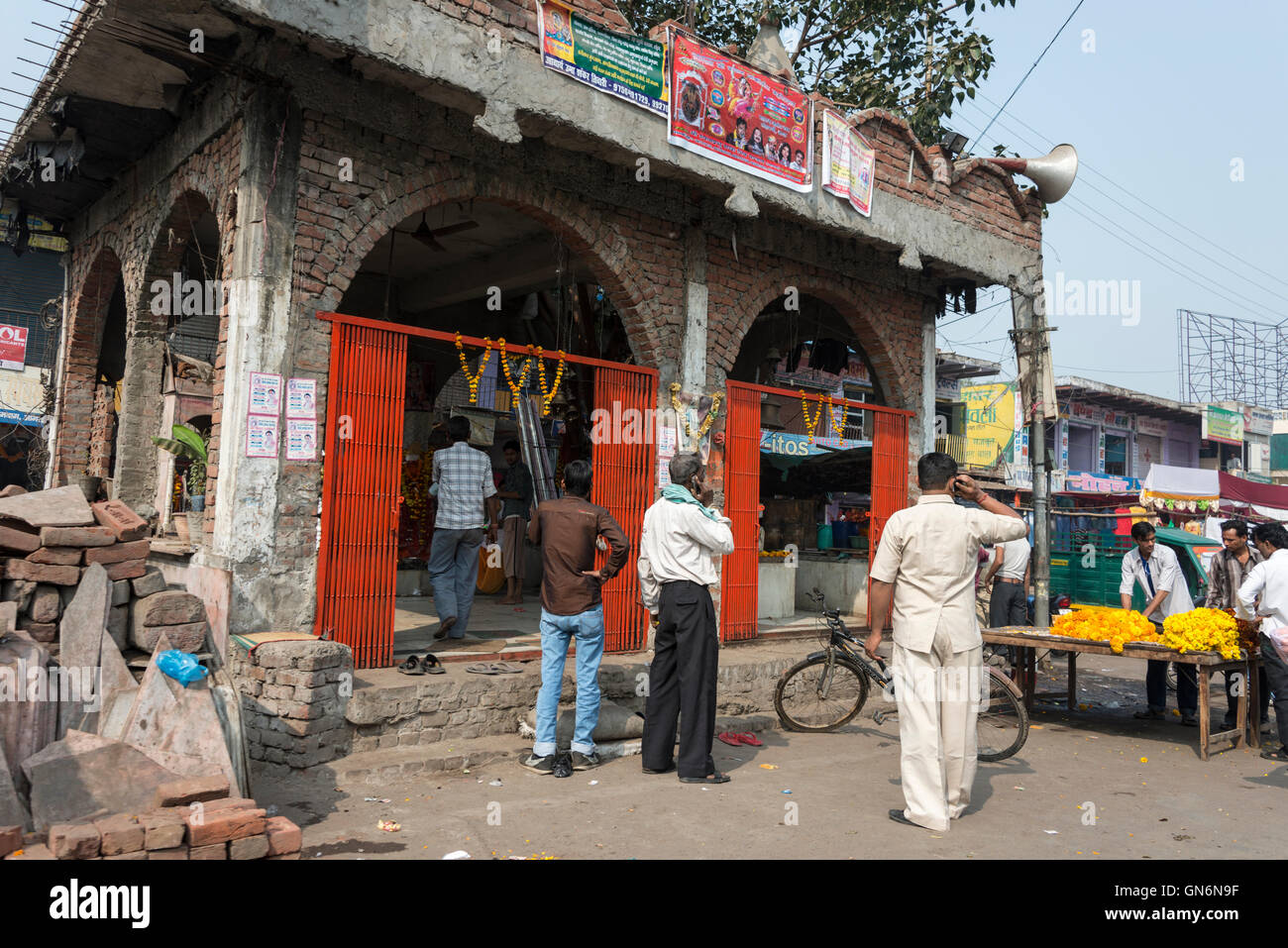 Una serie di piccole bancarelle che vendono calendula ghirlande accanto a un mercato di villaggio sulla strada principale di Agra, Uttar Pradesh.India Foto Stock