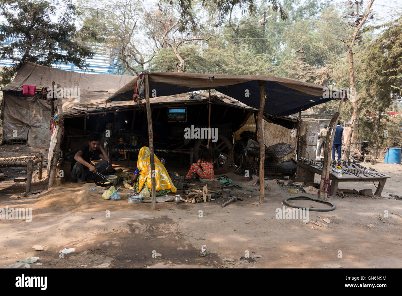 Una casa di fortuna in una delle baraccopoli sulla strada principale di Agra, Uttar Pradesh.India Foto Stock