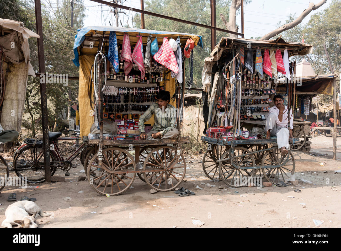 Piccoli commercianti di mercato seduti sui loro carrelli pieni di merci accanto alla strada principale, Agra, Uttar Pradesh.India Foto Stock