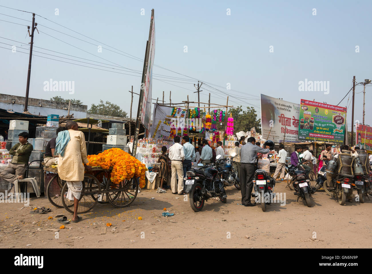 Un alveare di attività in un piccolo mercato accanto alla strada principale di Agra, Uttar Pradesh.India Foto Stock