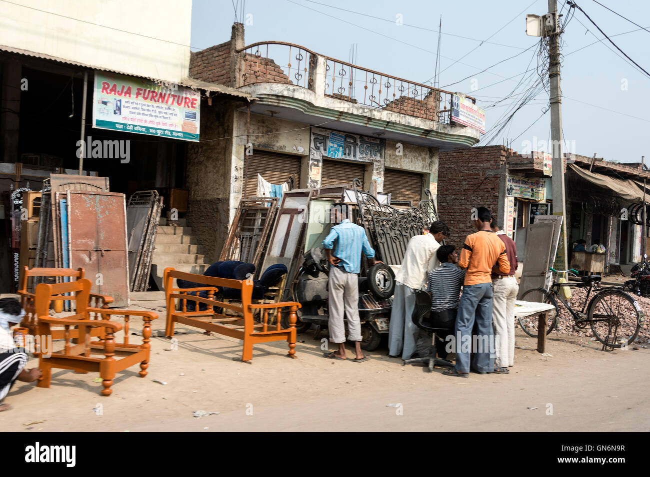 Un negozio di mobili accanto alla strada principale, Agra, Uttar Pradesh.India Foto Stock