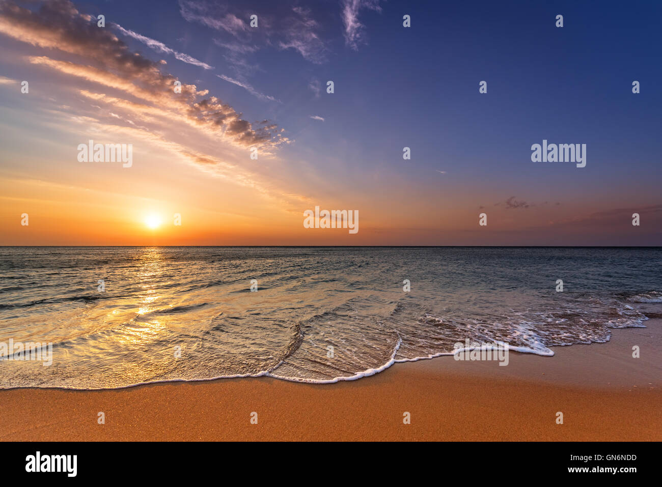 Bellissima alba colorata presso la spiaggia di tropici Foto Stock