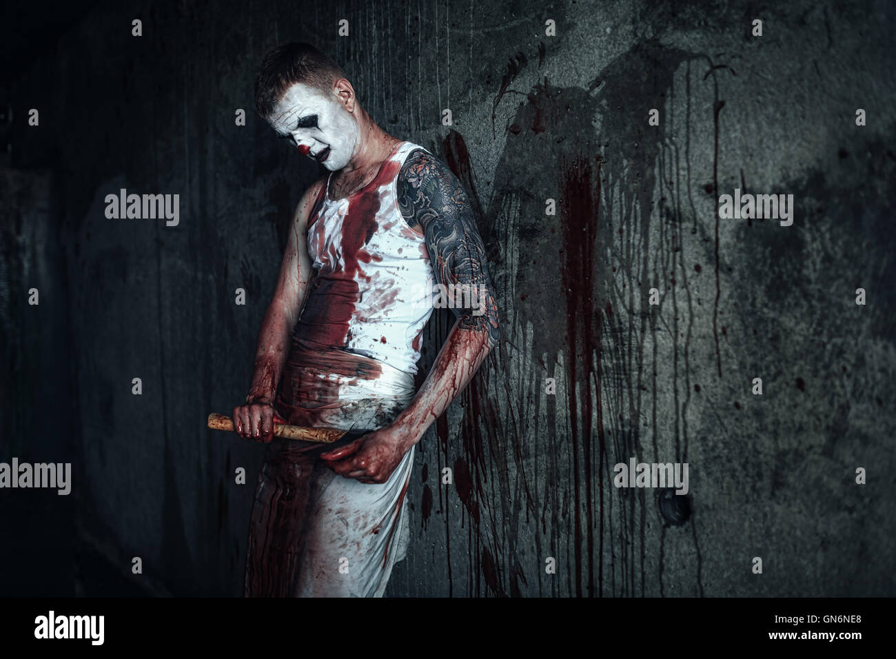 Bloody clown-maniac con ax Foto Stock