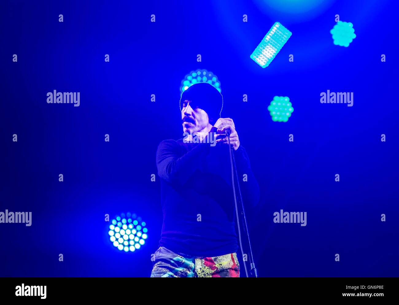 Red Hot Chili Peppers cantante Anthony Kiedis compie durante il festival di Leeds a Bramham Park, West Yorkshire. Foto Stock