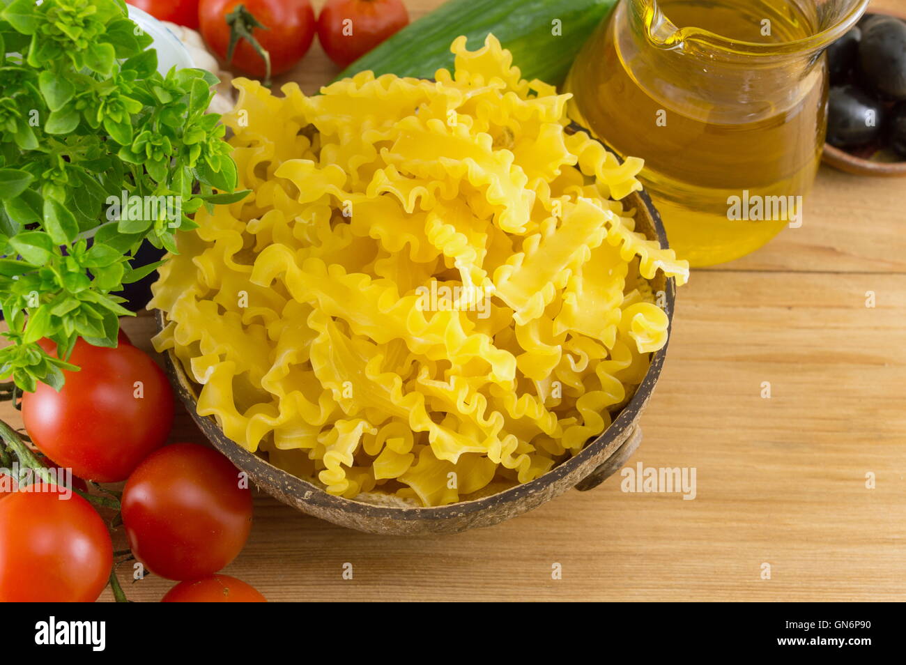 Il filtro Bow tie farfalle di pasta in una ciotola con le verdure sul tavolo Foto Stock